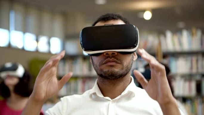 认真的非洲裔美国男子正在体验新的VR眼镜