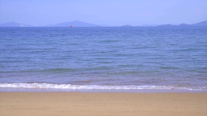 海浪冲向海滩