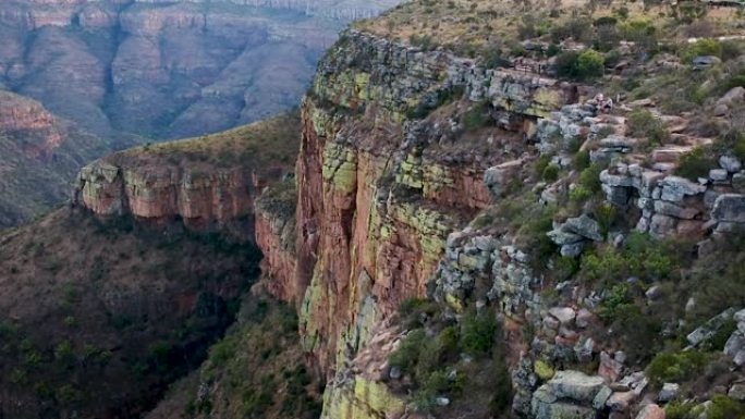 一架美丽的空中无人机拍摄了南非德拉肯斯堡一个广阔的山谷。