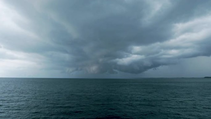 极端天气台风龙卷风飓风在海上形成