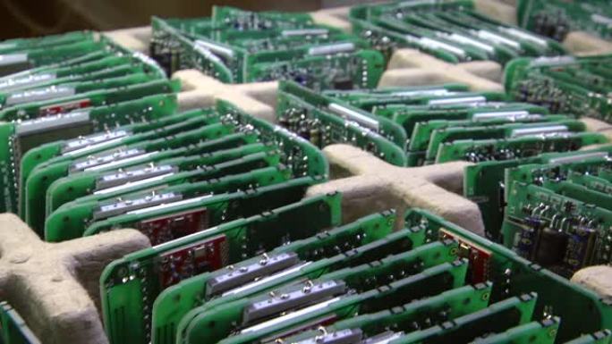 微芯片生产厂。工艺流程。在工厂生产和组装pcb和芯片。木板排成一排。