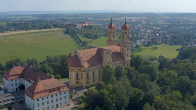 德国埃尔旺根舍嫩贝格教堂的鸟瞰图。