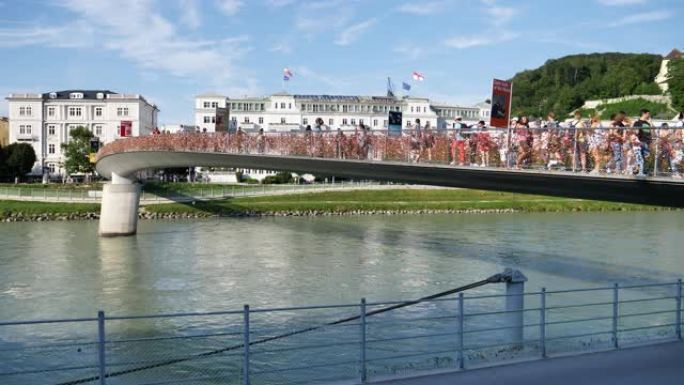萨尔扎克河与爱情锁桥，奥地利萨尔茨堡，大约2019年8月6日
