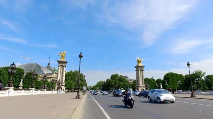 横跨塞纳河的亚历山大三世大桥的高峰时间交通拥堵。装饰有华丽的新艺术风格的灯具和雕塑。巴黎。法国
