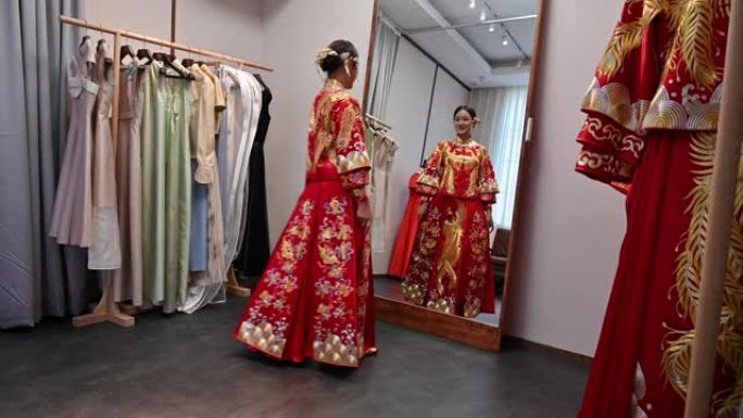 中国新娘穿着传统婚纱照镜子