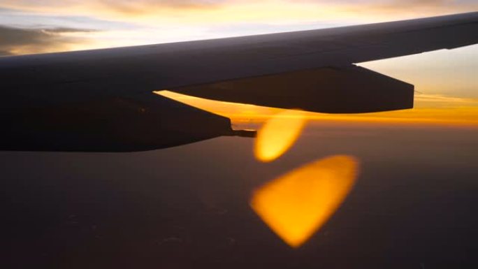透过飞机窗户看日落