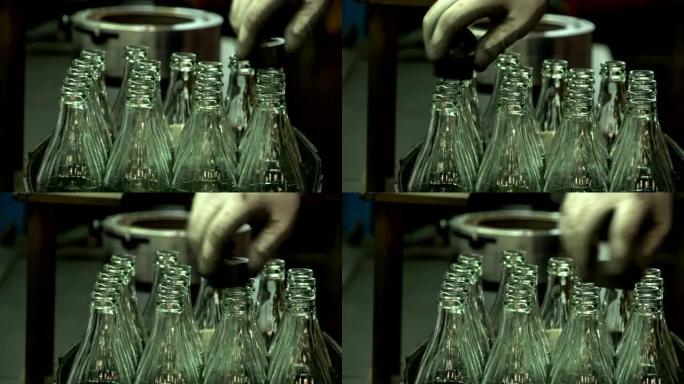 可乐瓶玻璃制造工业工厂。在传送带上移动的空透明瓶子。技术线生产