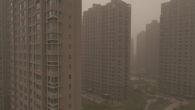 沙尘暴中的高层住宅楼特写