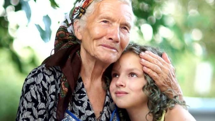 两代同堂，孙女在乡下度假。在花园里的村庄里的孙女和祖母的肖像
