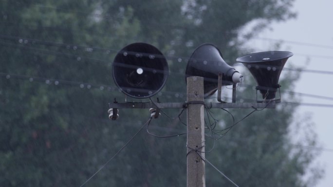 农村下雨空镜 秋雨谷雨，乡村农家小院