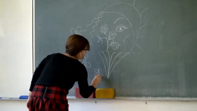 美术老师在黑板上画画