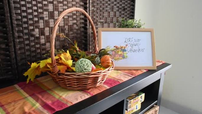 万圣节和感恩节的装饰品，带有秋天的颜色，南瓜，蔬菜和一篮子装饰，并在住宅入口带有感恩标志。