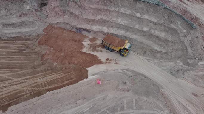 山体开挖土方运输工程车