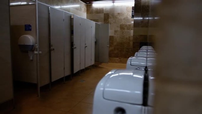 摄像机慢慢进入空荡荡的公共男厕所