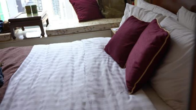 4k酒店房间里有白色床单的双人床