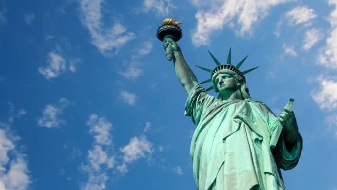 美国的自由女神像，在天空和云层的对抗中。