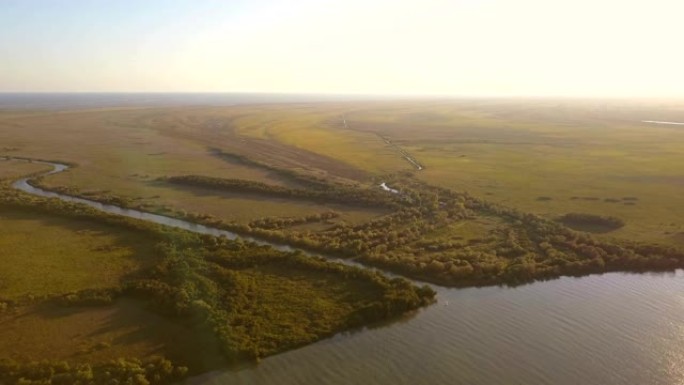 日落时的多瑙河三角洲湿地，鸟瞰图