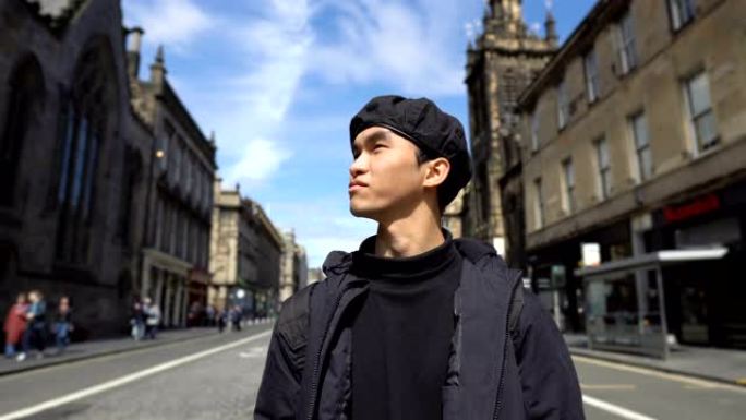 探索苏格兰爱丁堡的亚洲游客-在老城区观光和散步