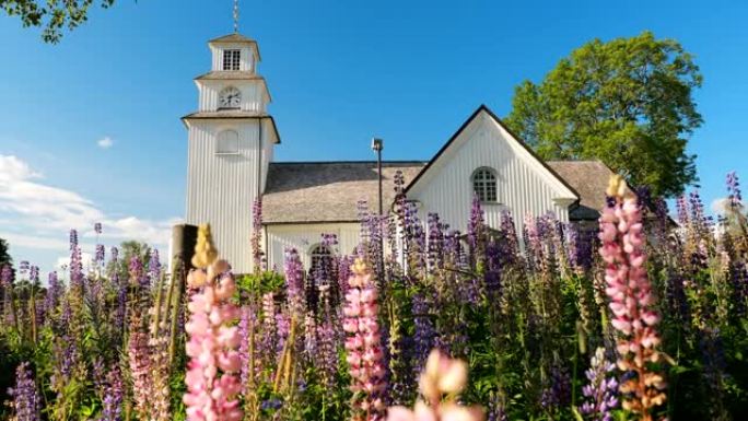 瑞典托克斯福斯。阳光明媚的夏日托克斯教堂。当地地标