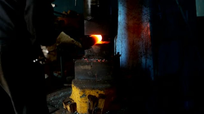 锻造中的铁匠锻造了用于机械工程的金属零件，铁水和水垢，慢动作，工业