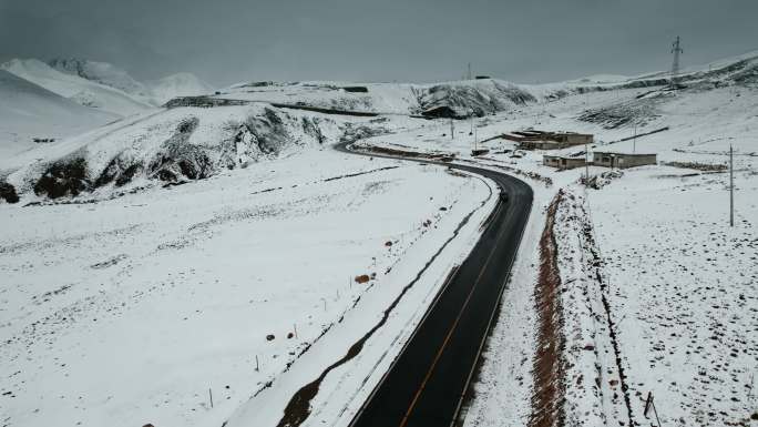 西藏旅游风光317国道白色世界黑色公路