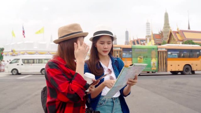 女人和朋友在看地图。亚洲女人喜欢在泰国旅行