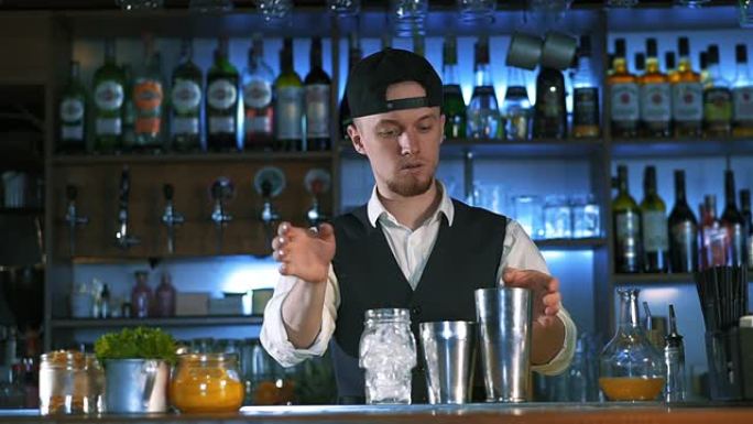 Guy-bartender开始准备酒精鸡尾酒的大师班。