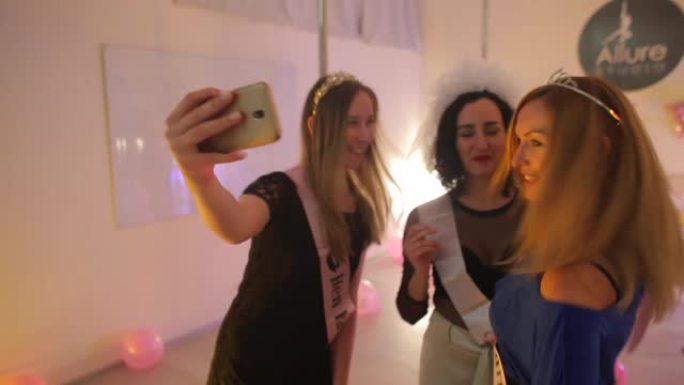 三名妇女在俱乐部聚会的入口处拍照