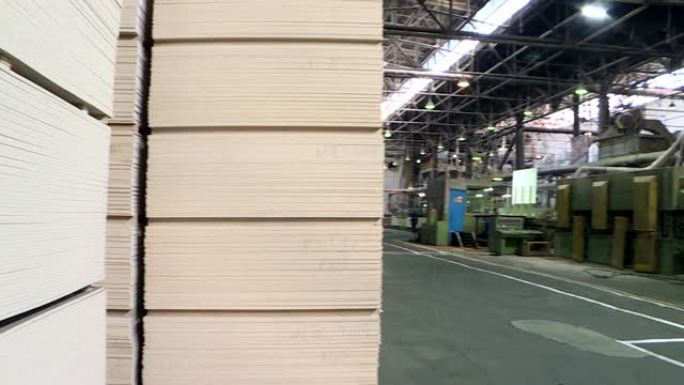 商店生产胶合板。加工商务木材。