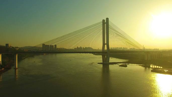 航拍夕阳下的泸州港大桥