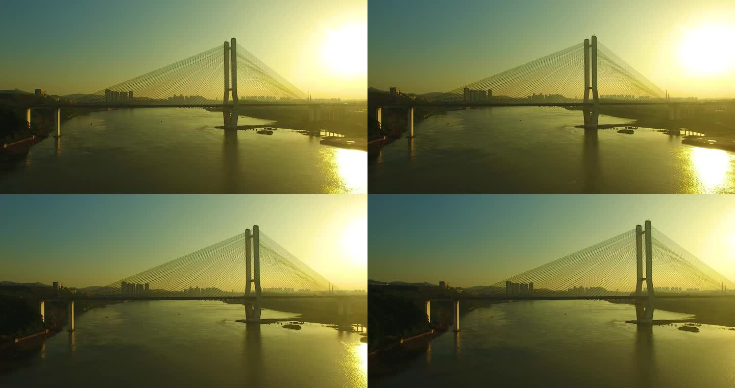 航拍夕阳下的泸州港大桥