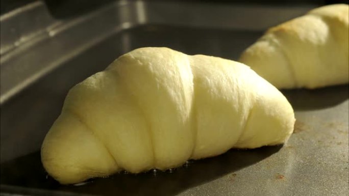 法国羊角面包在烤箱中烘烤时间流逝