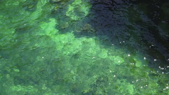 绿色翡翠海水