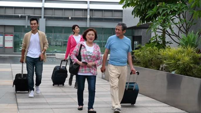 在现代机场大厅带着行李散步的旅客