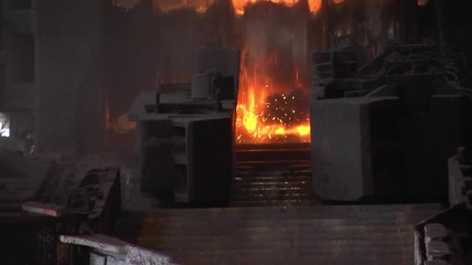 新鲜铸造热金属板或钢轨。金属轧机的输送线。冶金厂输送机上的热钢轨