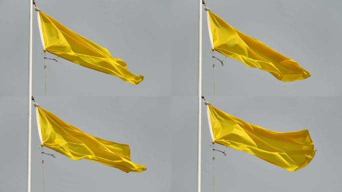 高大的旗杆上飘扬着黄色的旗帜