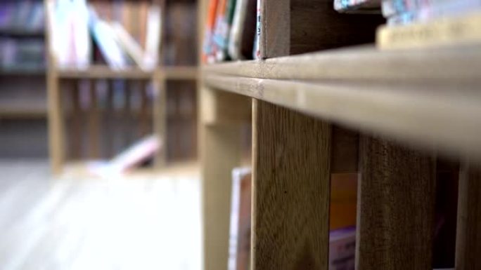 图书馆里有很多书和书柜。低角度。把注意力集中在前景的书架上。