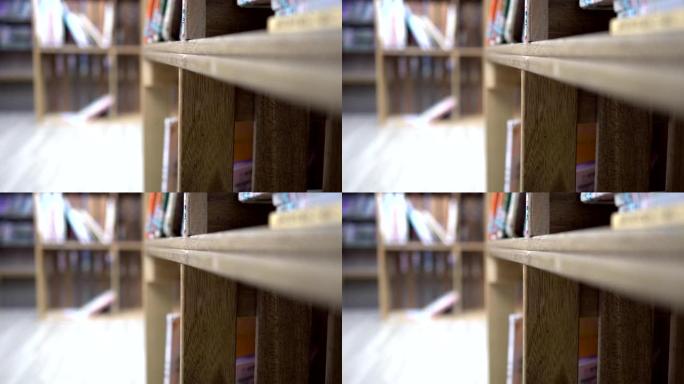 图书馆里有很多书和书柜。低角度。把注意力集中在前景的书架上。
