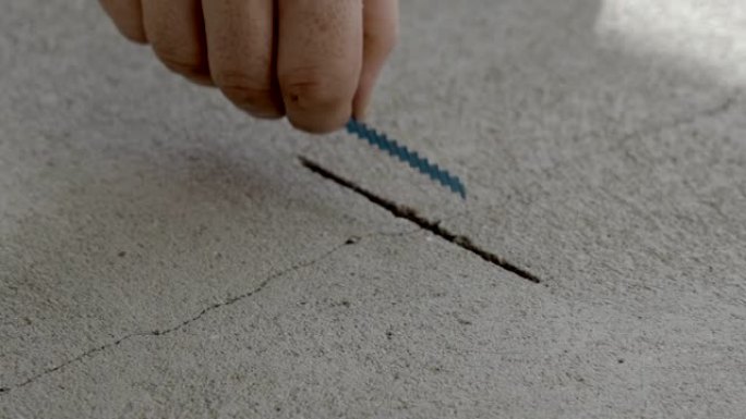 将小金属波纹棒放入水平层