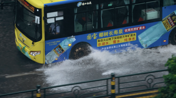 公交车涉水开车