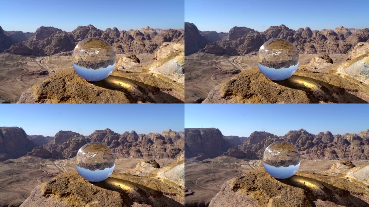 带有水晶球的抽象山脉景观背景，从顶部可以看到美妙的自然景色，约旦沙漠中的佩特拉古城