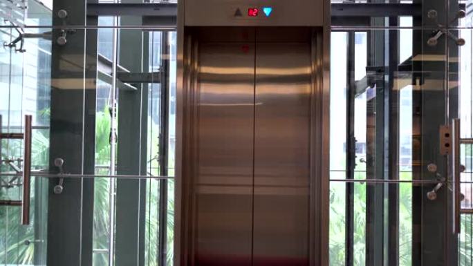 在电梯门上关闭。