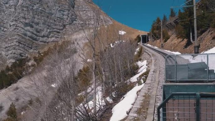 齿轮火车在铁路上的雪山中行驶。瑞士，阿尔卑斯山