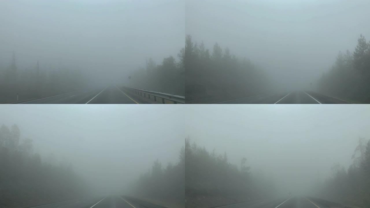非常浓雾。道路消失在雾中。道路上危险的概念。