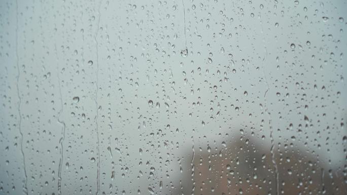 下雨天玻璃窗上的水珠空镜头 4K