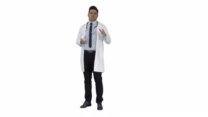 临床医生在白色背景上展示药物并与相机交谈