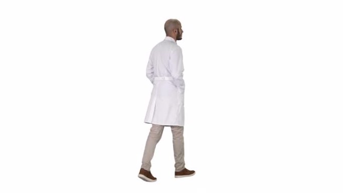 穿着白色背景长袍的步行医生