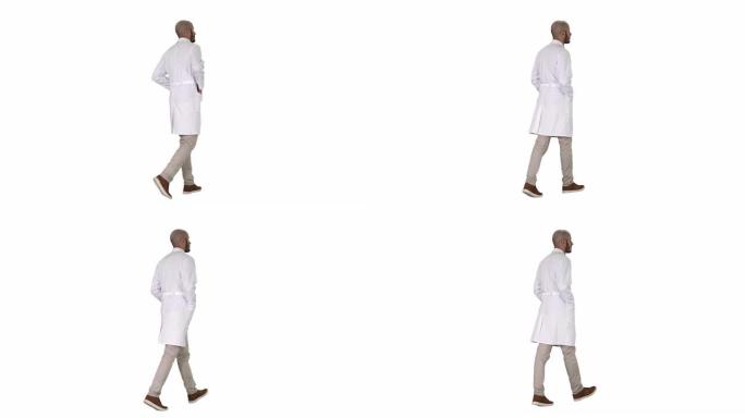 穿着白色背景长袍的步行医生