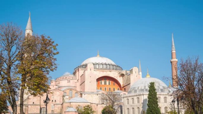 时间流逝: 游客在土耳其伊斯坦布尔的圣索菲亚大教堂清真寺度假时拥挤