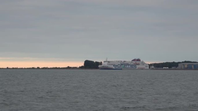 波兰格但斯克-2019年9月: 邮轮从港口离开公海。在海里航行的游轮。